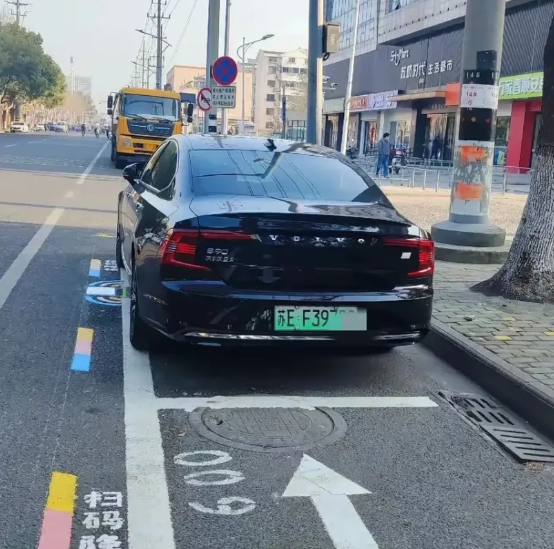 据九派新闻最新报道，近日，广州、资阳、曲靖等市的智慧停车服务公司连续多天发布停车