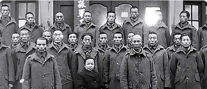 1949年，国军将领谢晋元遗孀带着几十名老部下在街上流浪，陈毅在得知以后，立马抛