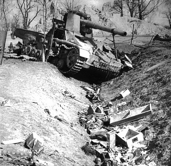 1944年利沃夫战场：德军熊蜂自行榴弹炮的毁灭瞬间