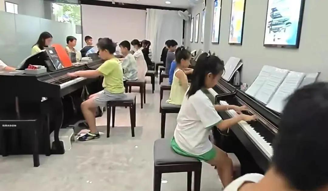 2万多买的钢琴，卖5000都没人要，曾经无数中产的“教育标配”，如今死了一大半。