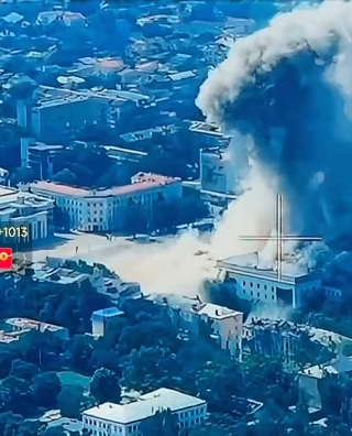 俄罗斯的报复正在进行中，赫尔松政府大楼:被炸出巨大缺口。当地时间6月5日，乌克兰