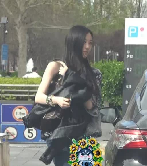 【王菲19岁女儿李嫣罕见露面，紧身裤配露肩上衣，高挑优雅气质出众】
5 月 1