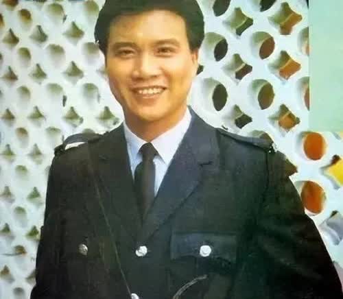 搞不清楚，我们内地为什么不请大哥万梓良出来演戏？这么有良心的香港演员，
是他在