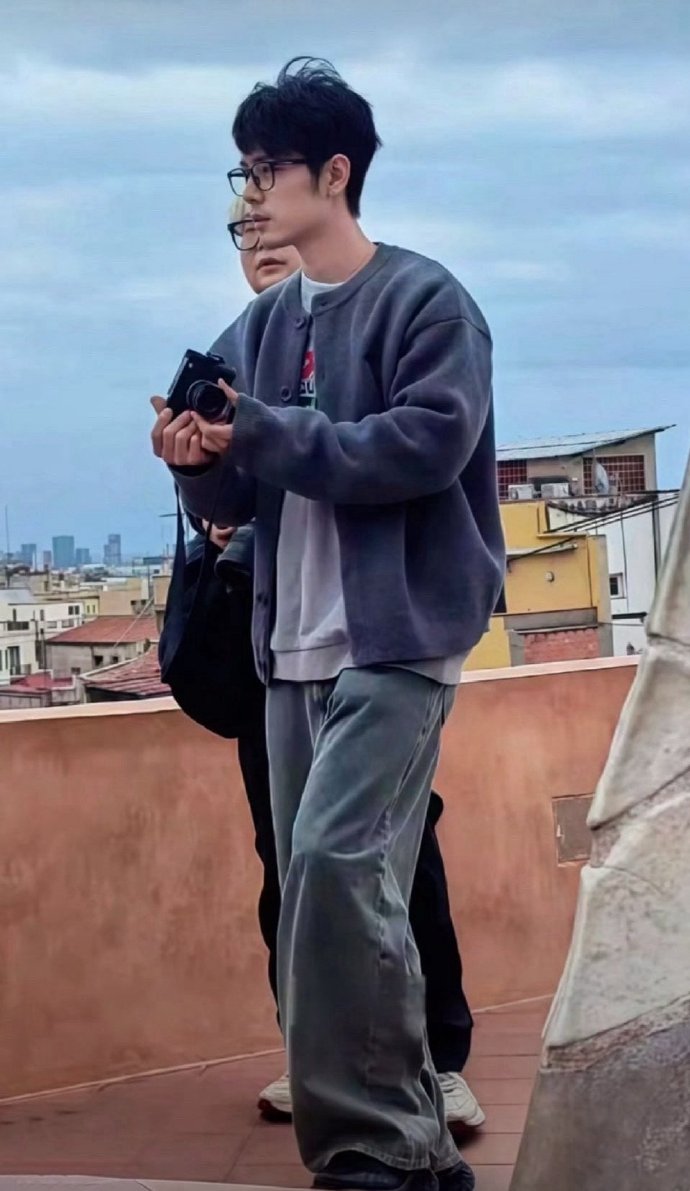 好瘦啊！一点多余的肉都没有！为了上镜也是很自律 ​​​