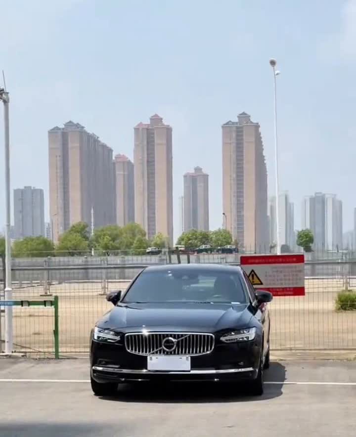 2023年沃尔沃S90，全款17个多。
我花了16个多收了台23年上牌的沃尔沃