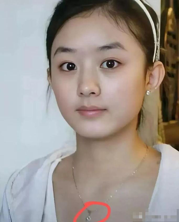 这是20年前赵丽颖的素颜照，我觉得她的素颜比浓妆艳抹的要清纯些，看起来颜值一点都