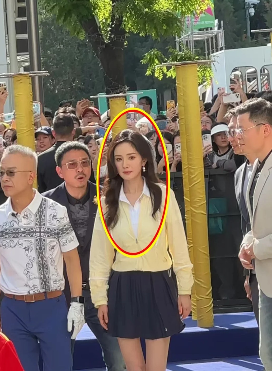 不是，她私下就长这样