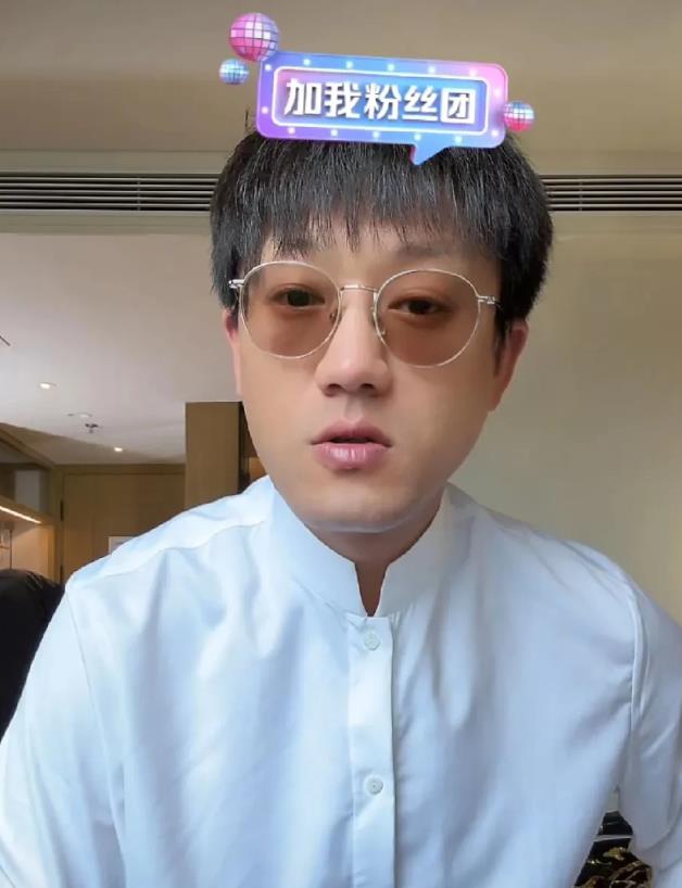 二饼称在这次朝阳演出期间结识了许多名人。返程车上，碰到沈阳音乐学院院长田彦，他也