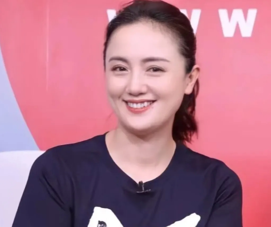 面相真是一门玄学。

朱媛媛人如其名，脸盘圆圆、额头饱满、眉眼弯弯、耳垂有肉。看