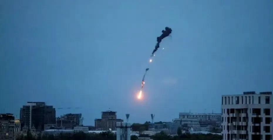 3月9日凌晨，基辅市内响起爆炸声，防空警报划破夜空……当晚，泽连斯基表示，他将赴