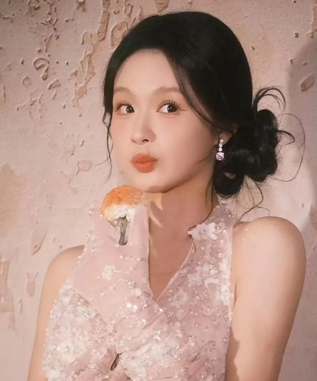 #短剧女主余茵回应颜值身高都一般# 短剧女王余茵在红毯上的亮相，引发了一场关于颜