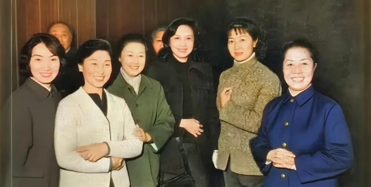 这张拍摄于七十年代末期的照片太珍贵了，年代太久了，小编仔仔细细的辨认了一下，右一