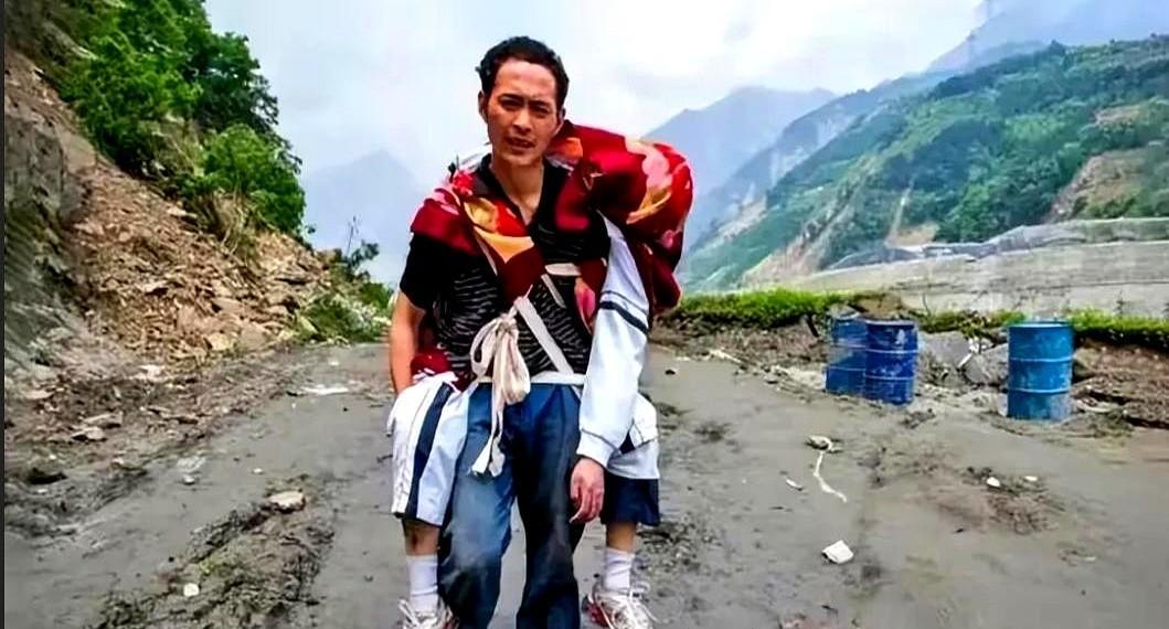 “不用看了，他已经死了。”2008年汶川地震中，一位父亲背着高大的儿子，徒步25