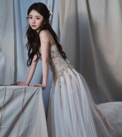 谭松韵公主造型太美了，身穿复古金钻风琴裙，佩戴纯手工特别定制锦韵琼花冠