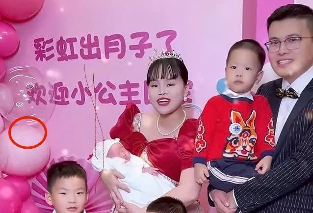 一觉醒来
喜欢不喜欢彩虹夫妇的都沉默了
不是因为他们宣布停播
而是她真的不