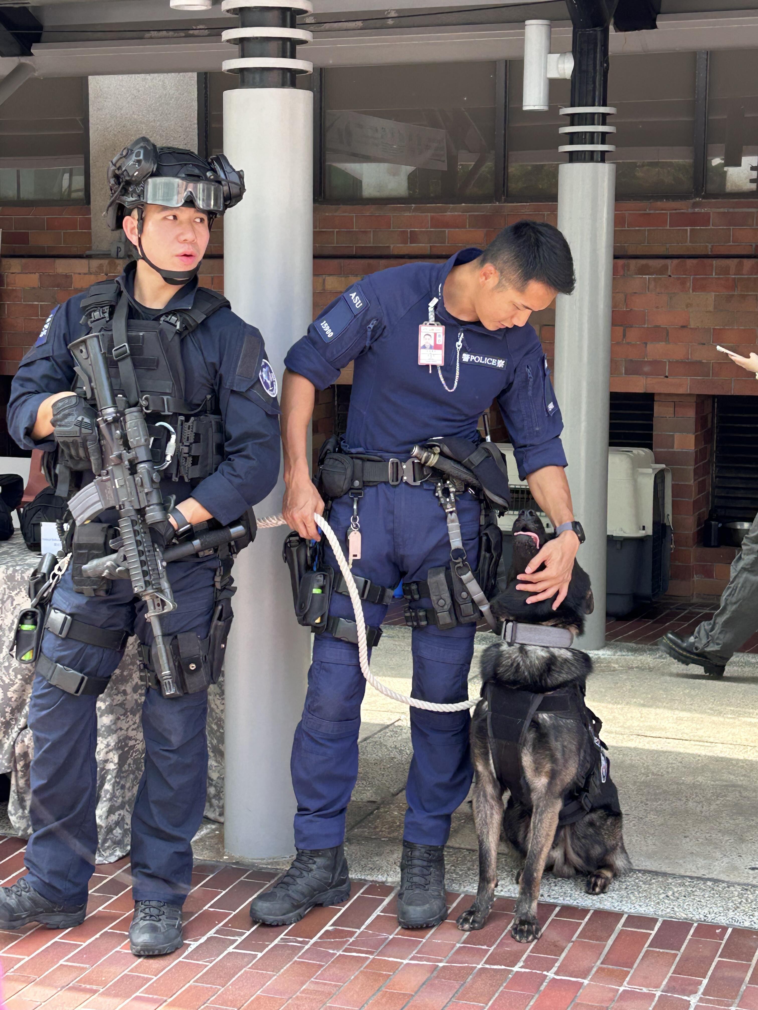 🇭🇰香港警察太帅了，警犬也超帅的。