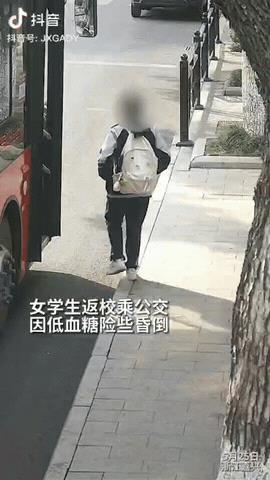 被这一幕感动了！浙江嘉兴，一女生背着书包返校，上公交车时突然站立不稳，公交车司机