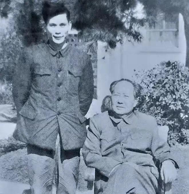 在这张意义非凡的照片中，毛主席坐在椅子上，面容慈祥而坚毅，仿佛承载着一个国家的重