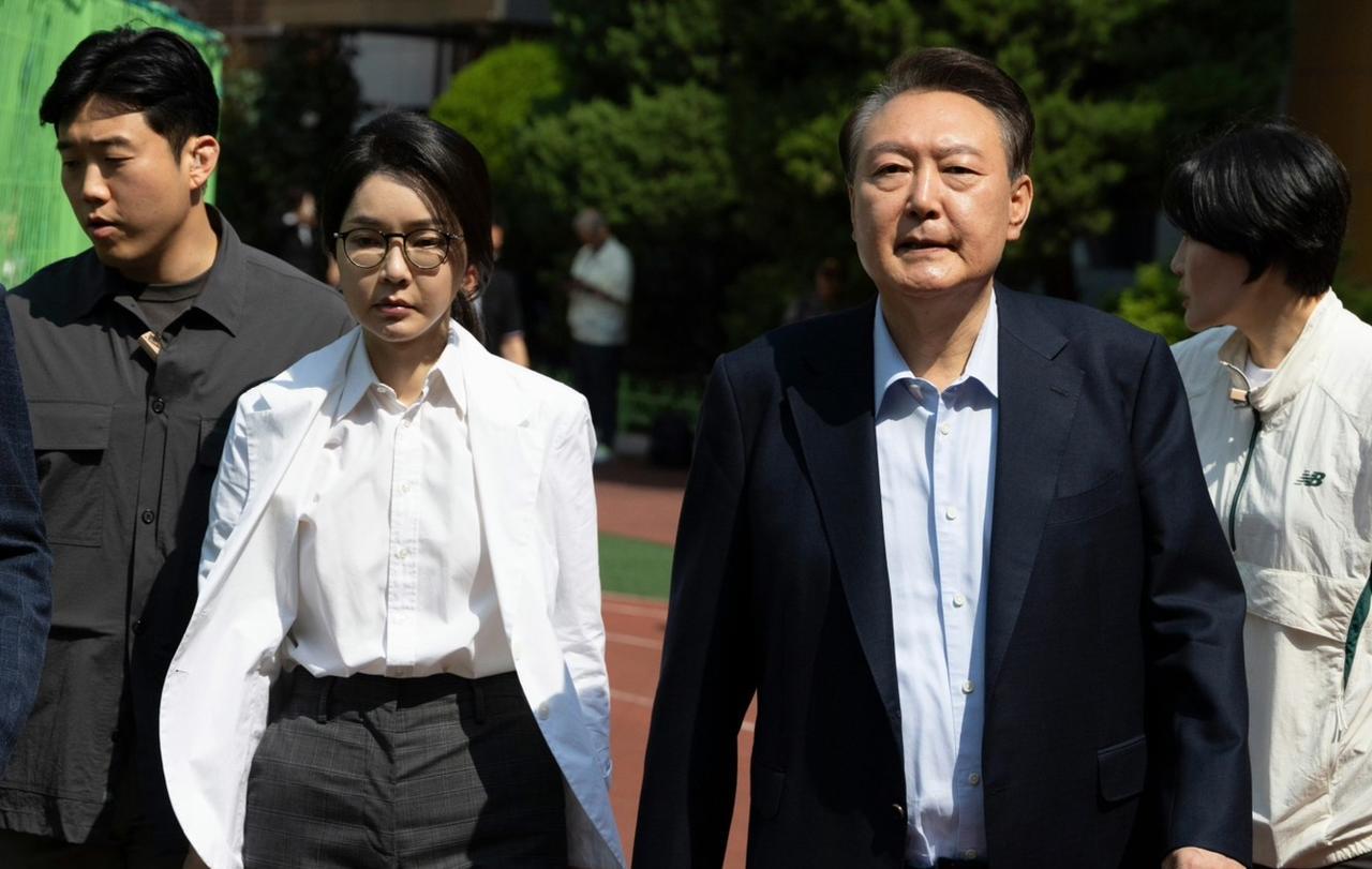 面对16项疑点，韩国前第一夫人决定不躲了！当地时间6月27日，一直以抑郁症和呼吸