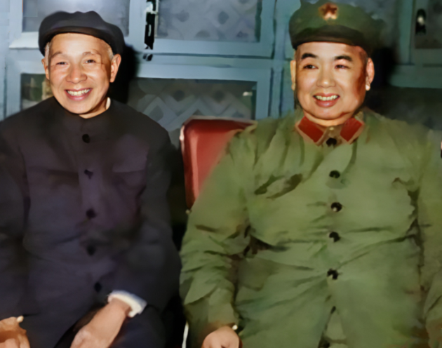 晚年，两位开国将军的一张珍贵合影，粟裕在左，许世友在右！

照片中，两位老将军各