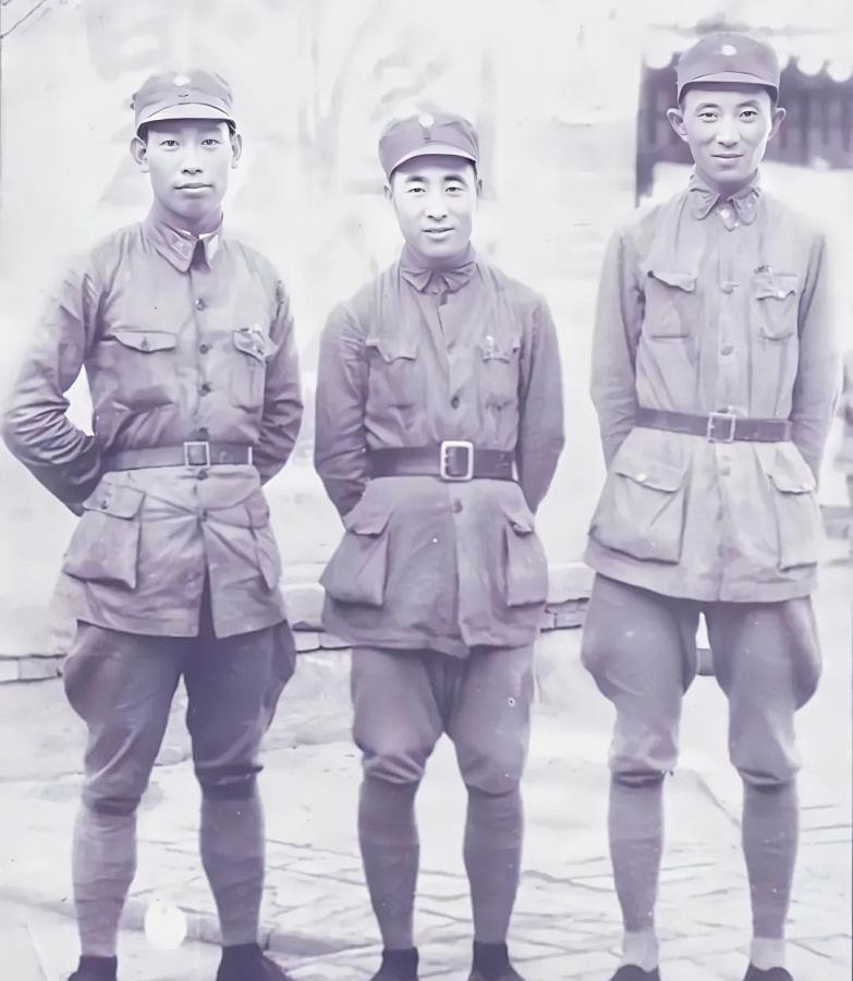 中间是林彪，两边是两位未来大将。请看这张罕见合影。林彪真是很瘦，那时候延安的条件