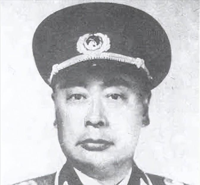 1948年，解放军要炸一辆逃跑的美制坦克，一个国军军官慌忙钻出来：＂不要炸，我要