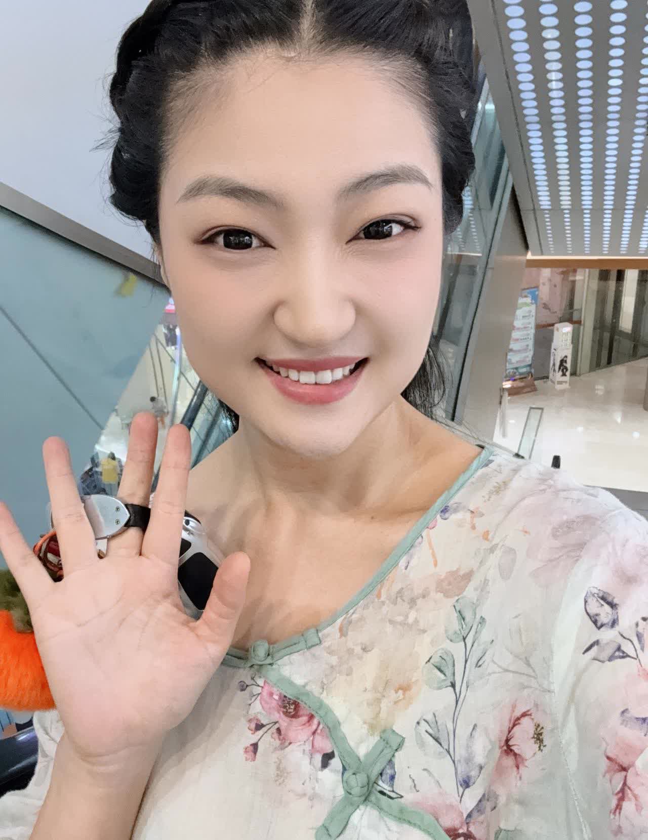 河南许昌女子、恋爱被骗83万、咱都想不通、咋能找记者爆出来！还在镜头下下跪求还钱