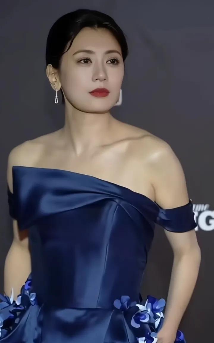 台湾第一美女贾静雯换了一身服装变得更漂亮了，不亏是台湾第一美女之称。
贾静雯现在