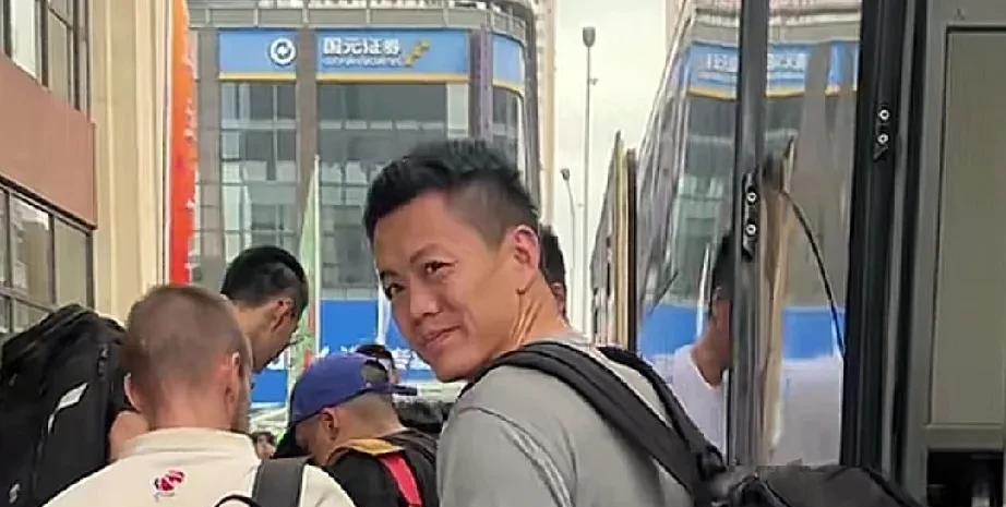 辽宁男篮抵达阜新，姜宇星随队出征！
姜宇星和辽宁男篮达成交易后，已经跟随球队来到