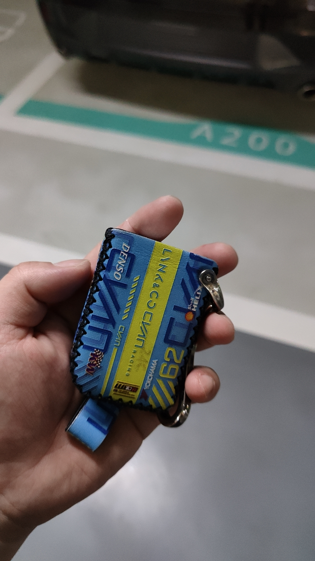 自主更换钥匙电池
用了两年多的车钥匙，突然没电，车辆启动不了，还好家里还有把备用