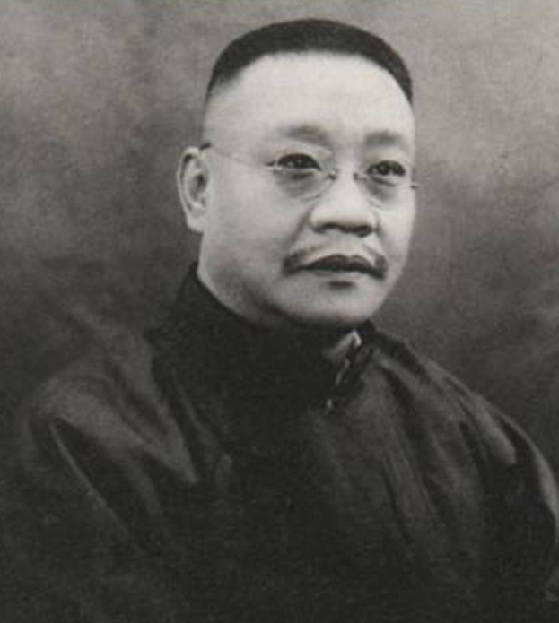 1879年，杭州巡抚谭钟麟午睡起来，路过了通房丫头李氏的卧房，见李氏美貌动人便将