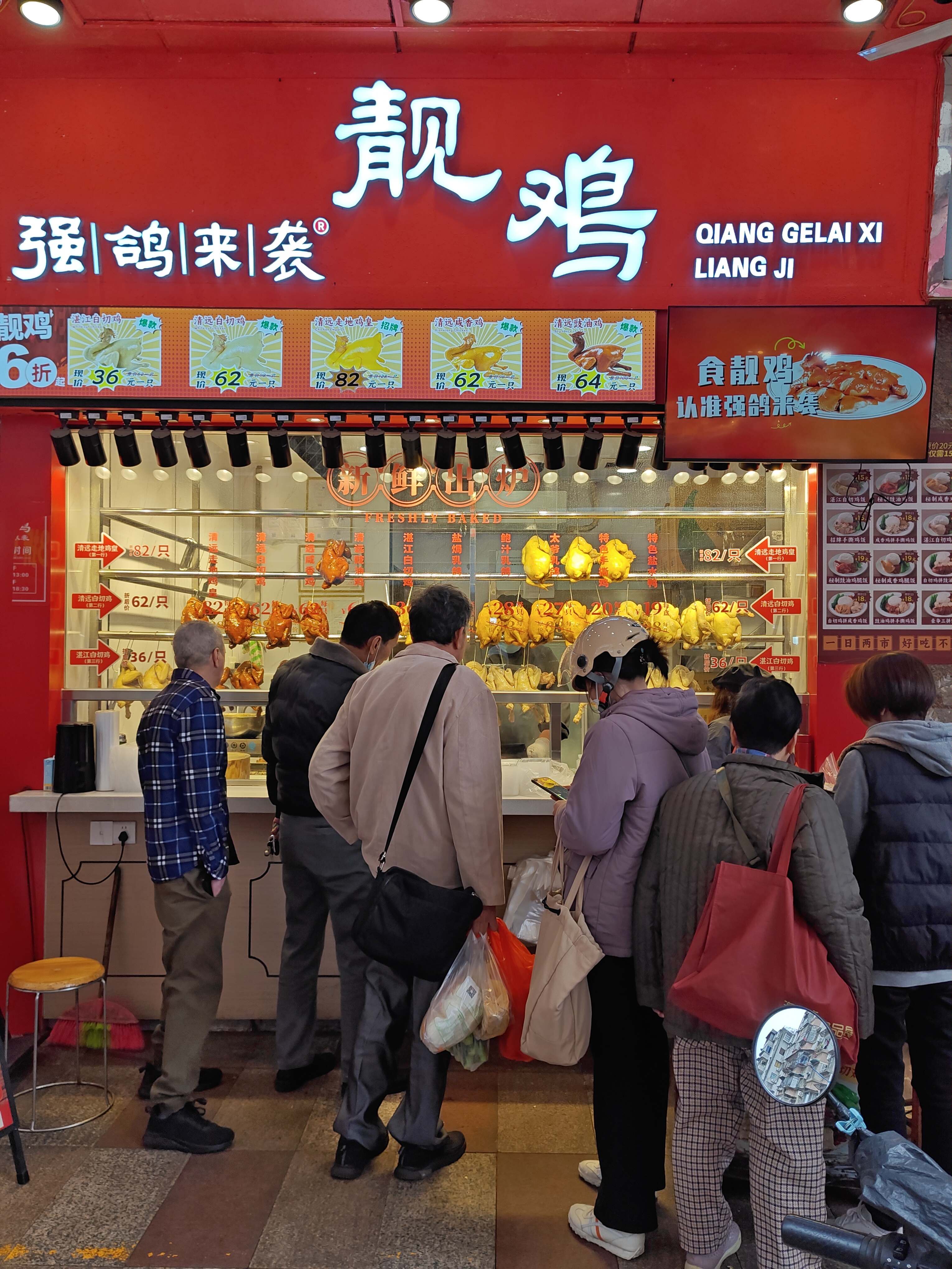 强鸽来袭的生意一直很不错，主要来自他的战略战术，主打便宜，36块钱一只的鸡大量供