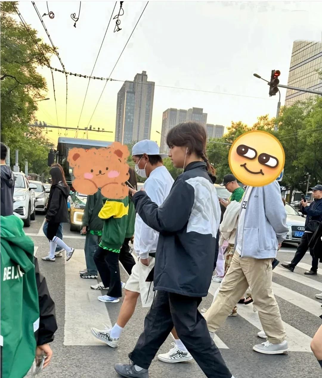 白百合大儿子越长越像爸爸了！
网友偶遇元宝和爸爸去看球赛，18岁的他，个子已经比