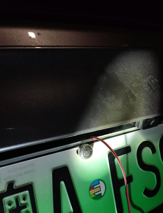 后摄像头移到车外，画面一下子清晰了
之前装的后摄像记录仪贴在后挡风玻璃内，跟没有