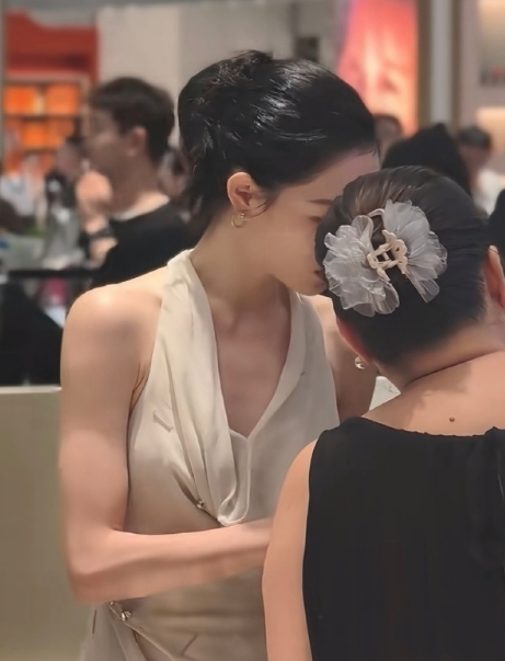 钟楚曦这么瘦，手臂竟然有肌肉？