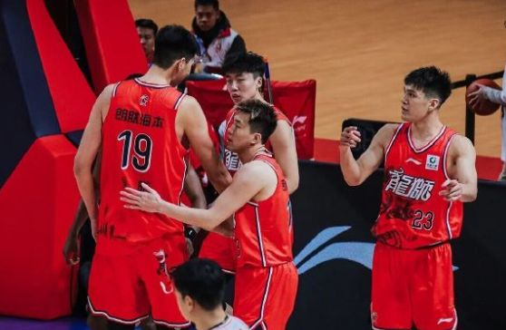 去年7月，徐昕和杜锋激烈冲突，广东队是留不住了，朱芳雨一咬牙，把徐昕送走，还搭上