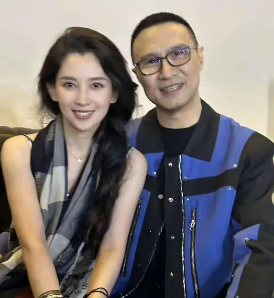 果真，女人还是要哄的！
汪峰这小老头应该是深谙此道吧！
这不，小北又乖乖依偎到怀
