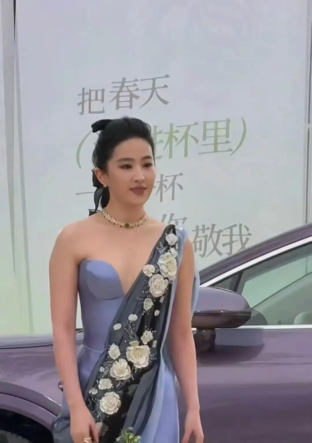 神仙大姨下凡到杭州出席活动，精修图美到仿若神仙妃子……，直出图…，我愿称呼她一声