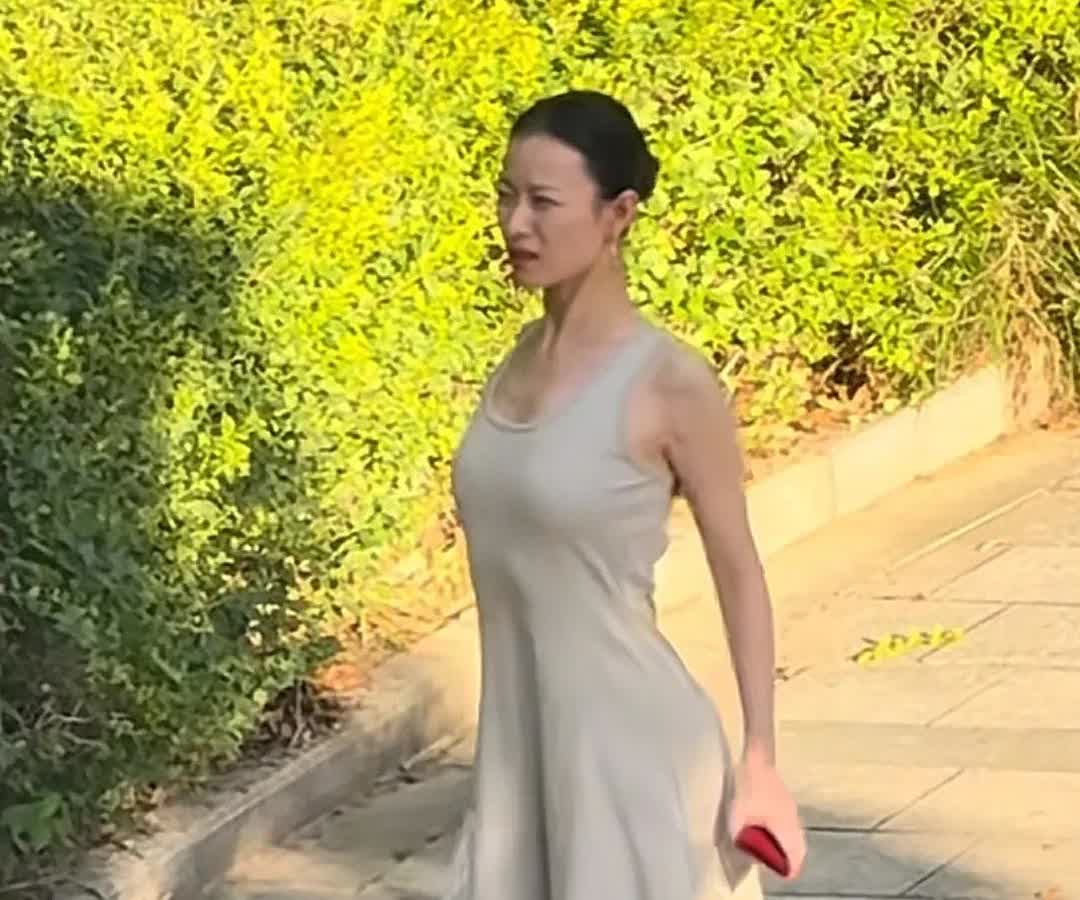 看倪妮拍戏，不知道是不是天太热，有点生无可恋。
只见她手提着一个塑料购物袋，开