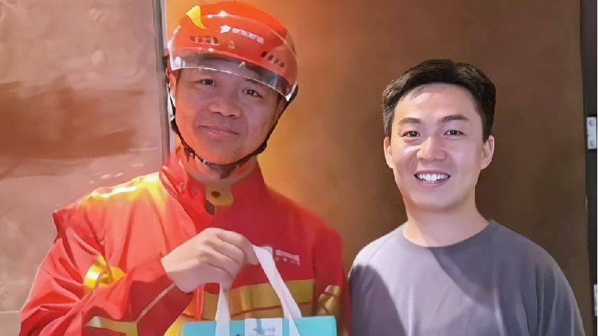 刘强东亲自外卖和骑手称兄道弟，顾客激情下单却误成骑手！