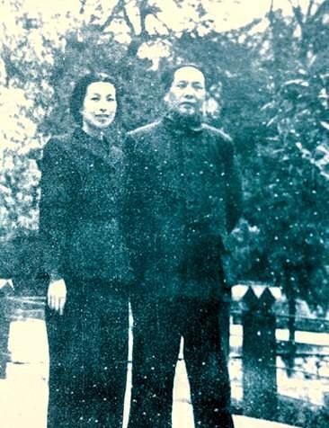 一张毛主席和夫人的合影，他们的装扮一致，身高差不太多，站在一起很般配。你知道这张