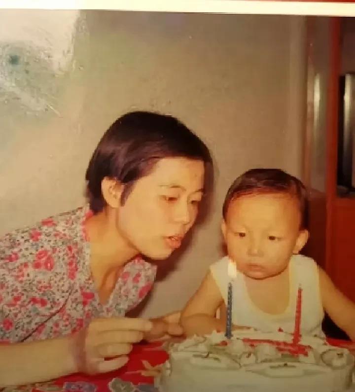 姚策虽然生命短暂，但是他是幸福的，许妈姚爸非常爱他，2岁就吃上奶油蛋糕了，对于比