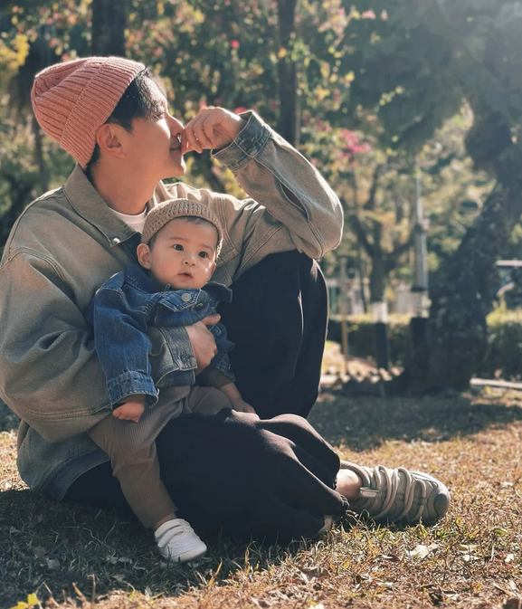 黄翠如晒出了萧正楠和儿子萧哈哈的合照
她配文道：重點說清我的情人， 和情人他的兒