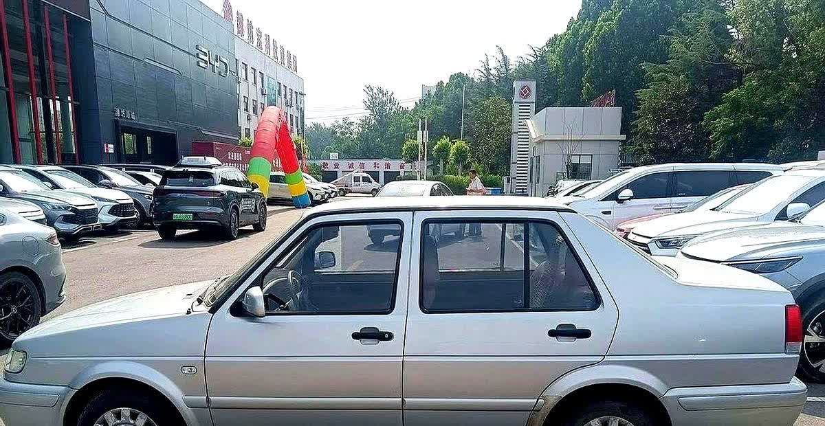 车主说：我这辆车是2009年上牌的大众捷达，排量1.6L，手动挡，公里数才7万公
