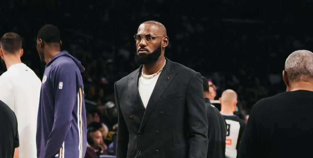 詹姆斯在书里再一次展现了无知和自私，他认为湖人应该给他1亿年薪。
詹姆斯出了一本