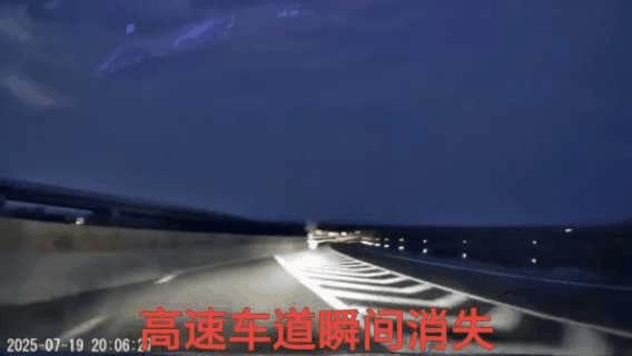 这个真的会死人的！不应该上反光引导标志么？
看地上刹车痕就知道多少人中招了，幸亏