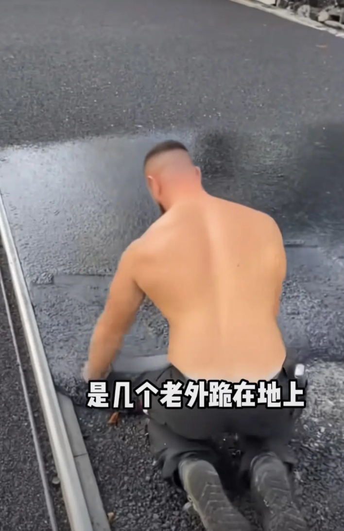 外国工人跪在地上纯人工铺设沥青混凝土，在某些公知眼里却成了“工匠精神”：

“人