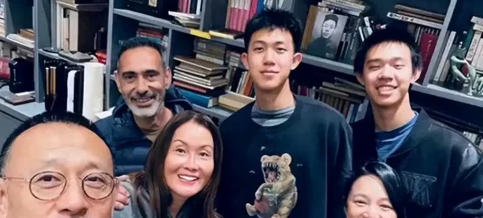 姜文周韵一家四口同框，两个儿子高大帅气，完美继承了父母的基因，一个像父亲，一个像