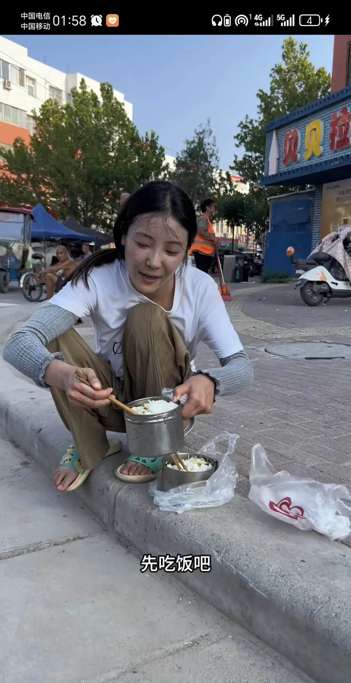 李福贵不更新视频的原因爆红后人多事多压力大了。

最近李福贵好几天没发视频了