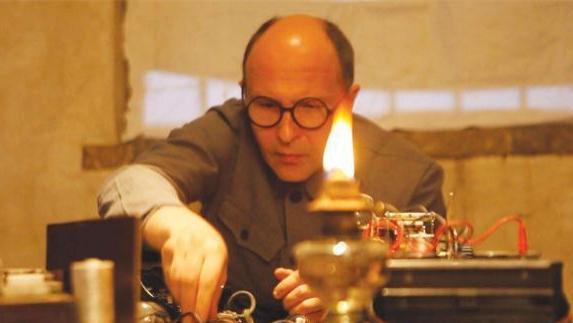 英国贵族帮中国抗战，娶中国妻子，回国时，毛主席给三千美金路费